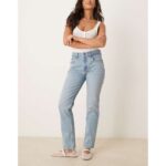 Bild von Abercrombie & Fitch – Curve Love – Gerade geschnittene Jeans in heller Waschung im Stil der 90er mit mittelhohem Bund-Blau Blau W29